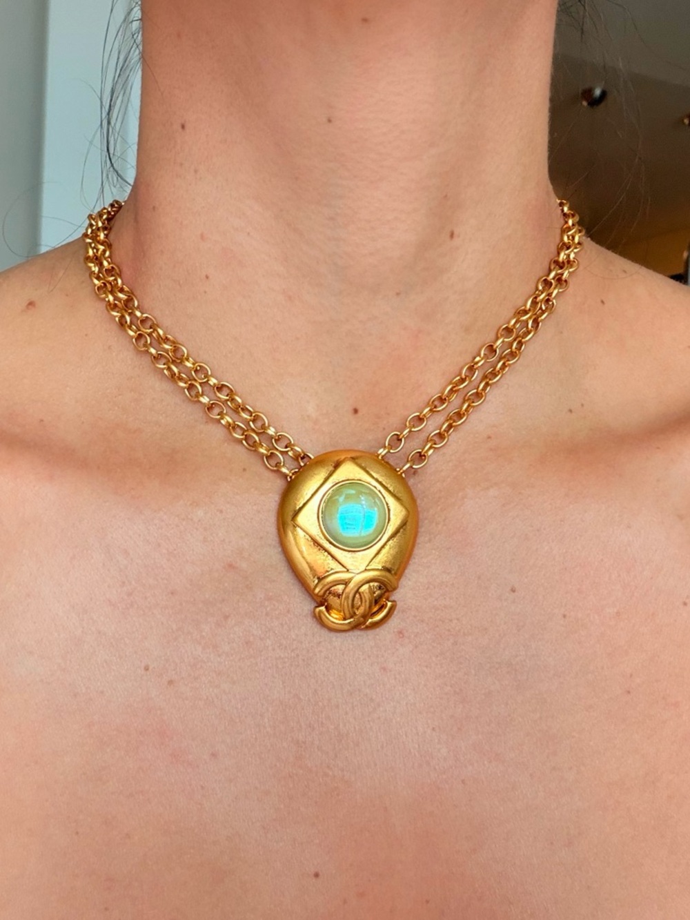 💚Vintage CHANEL Gold-Tone Necklace with Pale Green Cabochon✨ - Picture 10 of 12